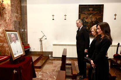 El Rey Felipe VI, la Reina Letizia, y la Reina Emérita Sofía guardan un minuto de silencio frente a un retrato del fallecido Papa Francisco poco después de firmar el libro de condolencias en la Nunciatura Apostólica en Madrid.