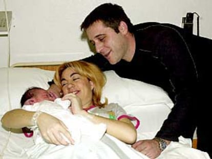Montserrat Márquez Sánchez, nacida a las doce y un segundo en el hospital General de Terrassa, junto a sus padres.