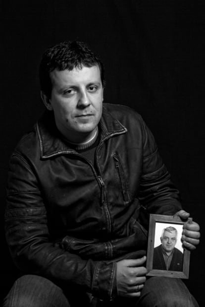 Josu Elespe sostiene el retrato de su padre, Froilán, el primer concejal socialista asesinado por ETA.