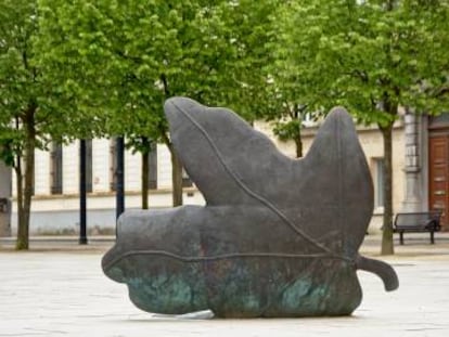 Las 'Mystic Leaves', gigantes hojas de bronce de la artista Jessica Diamond en la plaza Kouter.