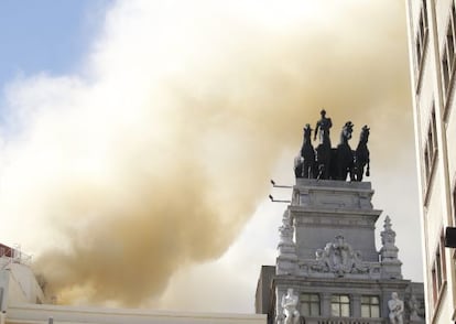 El humo sale de la cubierta del teatro Alcázar.