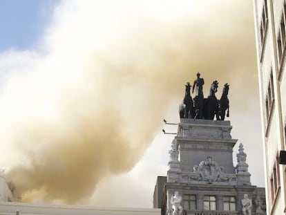 El humo sale de la cubierta del teatro Alcázar.