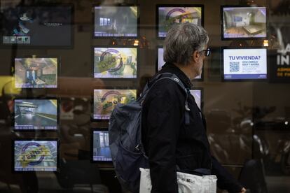 Un hombre pasaba por delante del escaparate de una inmobiliaria en Barcelona.