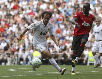 El delantero del Real Madrid Alfonso Pérez controla el balón ante Dwight Yorke, del Manchester United