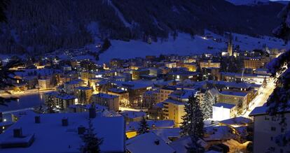 Vista de la población suiza de Davos al anochecer.