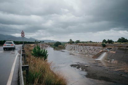 Un coche circula bajo la lluvia, el sábado, por una carretera de Castellón.