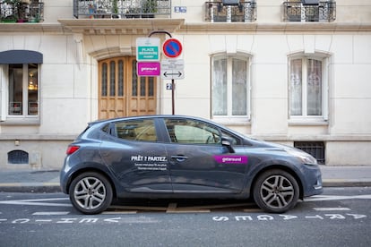 Plaza de aparcamiento reservada en una calle de París para vehículos compartidos de Getaround, en una imagen promocional de la compañía.