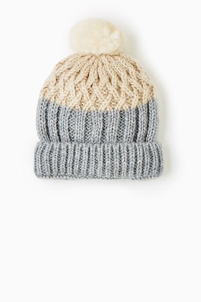 Gorro bicolor con pompón. Es de Zara y cuesta 9,95 euros.