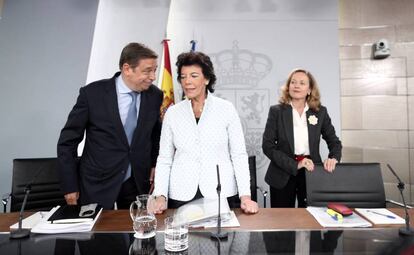 El ministro de Agricultura, Luis Planas; la ministra Portavoz, Isabel Celaá; y la ministra de Economía Nadia Calviño.