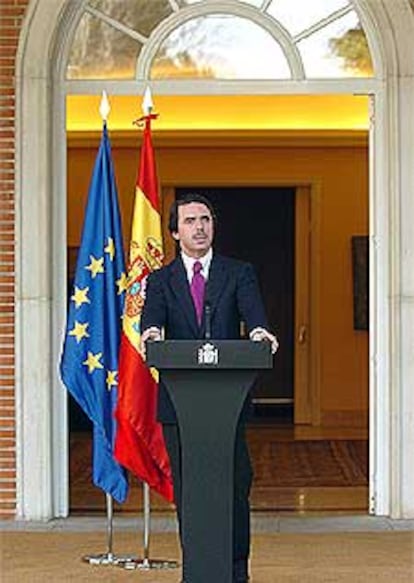 Aznar se dirige a los medios de comunicación en el palacio de la Moncloa.