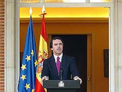 Aznar se dirige a los medios de comunicación en el palacio de la Moncloa.