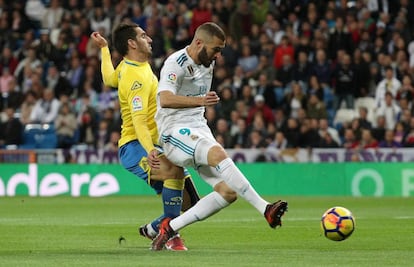 Karim Benzema dispara el balón a la portería.