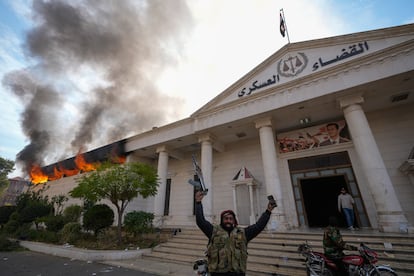 Un rebelde celebra la quema la corte militar de Damasco, una de las instituciones represivas del régimen de El Asad. 