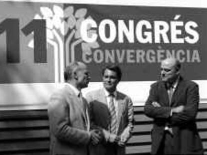 b 36971 (26/sep/00) -color- Reunión ejecutiva CDC -presentación cartel proximo congreso, en la foto de izq. a der. Pere Esteve, Artur Mas y Lluis Corominas (secretario de organización CDC). -foto: Arduino Vannucchi.