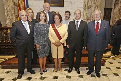 Rita Barbera (al centro), con los distinguidos por el Ayuntamiento.