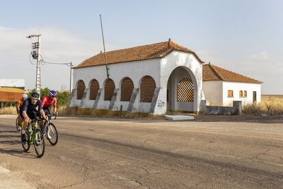 Puesto fronterizo de estilo salazarista en la carretera entre Badajoz y Campo Maior.