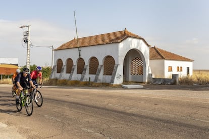 Puesto fronterizo de estilo salazarista en la carretera entre Badajoz y Campo Maior.