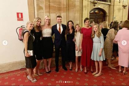 La esquiadora Lindsey Vonn (tercera por la izquierda), seguida de Robert Gavin, Telma Ortiz, la infanta Sofía, la reina Letizia y la princesa Leonor, en los Premios Princesa de Asturias 2019 celebrados en Oviedo.