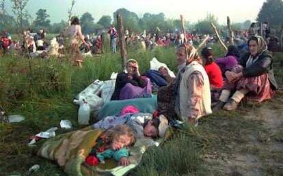 Refugiados que huyen de Srebrenica, reunidos ante la base de Naciones Unidas frente al aeropuerto de Tuzla el 14 de julio de 1995. Mladic ordenó matar a cientos de bosniocroatas y a bosniacos en varios puntos del país durante la guerra y ordenó la expulsión de miles de mujeres bosniacas y bosniocroatas.