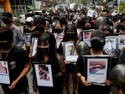 Manifestantes birmanos recuerdan en la ciudad de Yangón a los muertos en las protestas contra el golpe de Estado de la junta militar en Myanmar (antigua Birmania).