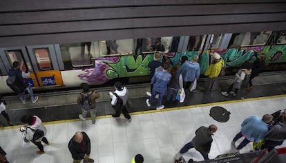 Un tren pintat amb grafitis, a la plaça Catalunya.