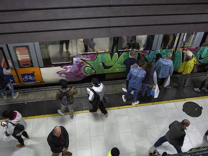 Un tren pintat amb grafitis, a plaça Catalunya.