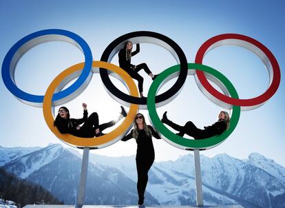 Shelly Gotlieb, Stefi Luxton, Christy Prior y Rebecca Torr del equipo de Nueva Zelanda posan con los anillos olmpicos en Sochi (Rusia).