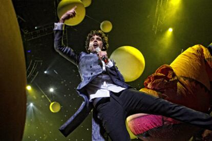 Mika, durante su actuación de anoche en el Palacio de los Deportes.