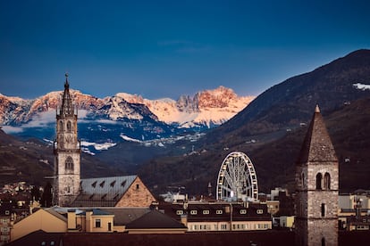 La ciudad italiana de Bolzano, con los Dolomitas al fondo.