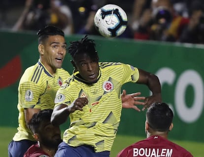 Duvan Zapata instantes antes de anotar de cabeza ante Qatar.