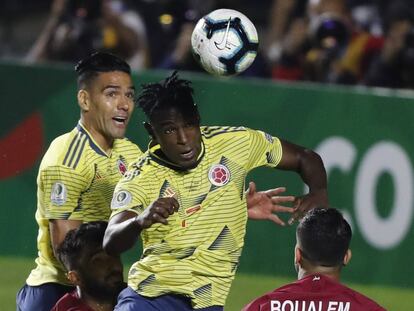 Duvan Zapata instantes antes de anotar de cabeza ante Qatar.