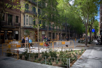 Obras en la calle de Consell de Cent en el marco del proyecto Superilla Eixample, que contempla sacar asfalto y añadir mobiliario urbano para uso vecinal y zonas verdes.

