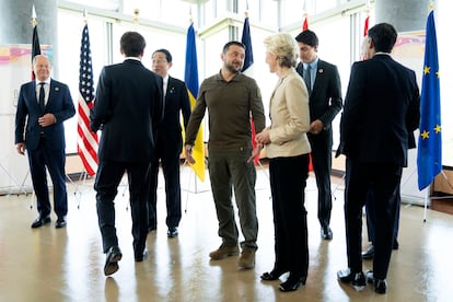 El presidente ucranio, Volodímir Zelensk, habla con la presidenta de la Comisión Europea, Ursula von der Leyen rodeados de los miembros del G7.