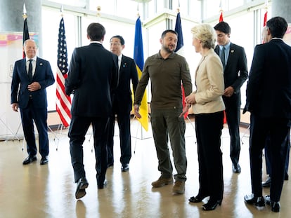 El presidente ucranio, Volodímir Zelensk, habla con la presidenta de la Comisión Europea, Ursula von der Leyen rodeados de los miembros del G7.