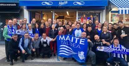 Los miembros de la peña Maite Taldea con algunos jugadores veteranos de la Real Sociedad campeona en los años ochenta en una de las paellas que organizan con ellos.