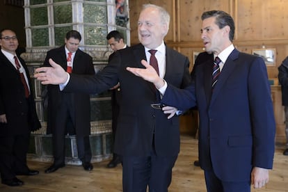 Peña Nieto charla con el ministro de Economía suizo, en Davos.