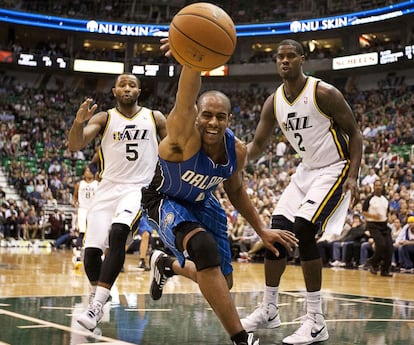 El base de Dallas, Arron Afflalo, pierde el balón ante la mirada de Mo Williams y Marvin Williams.