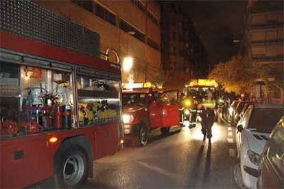 Los bomberos trabajan en la extinción del incendio en la subestación de Iberdrola en la calle del Buen Suceso, en el distrito de Moncloa.