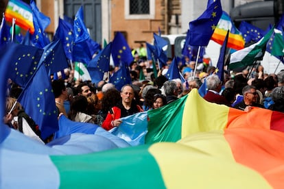 Banderas del colectivo LGBTIQ+ y de Europa durante la protesta en Roma.