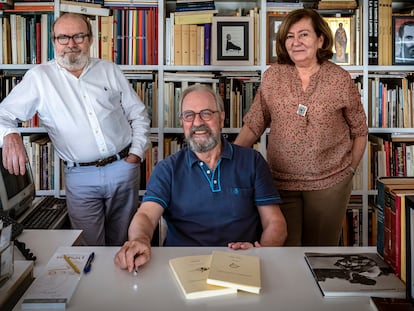 Silvia Pratdesaba, Manuel Ramírez (sentado) y Manuel Borrás (de pie), los editores de Pre-Textos, la única editorial en castellano que ha publicado la obra de Louise Glück.