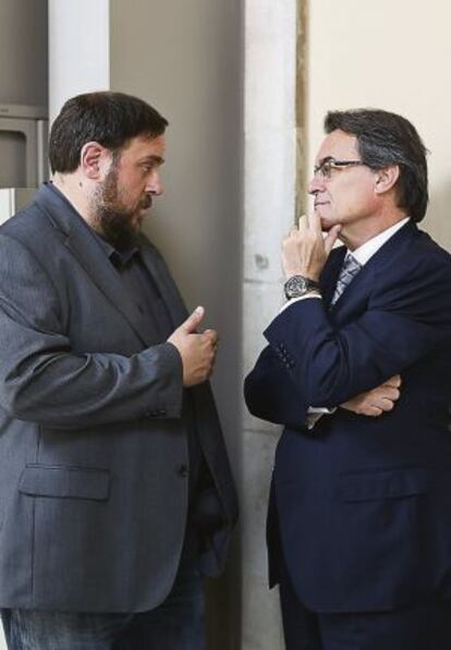 Oriol Junqueras y Artur Mas conversan en el &#039;parlament&#039;.