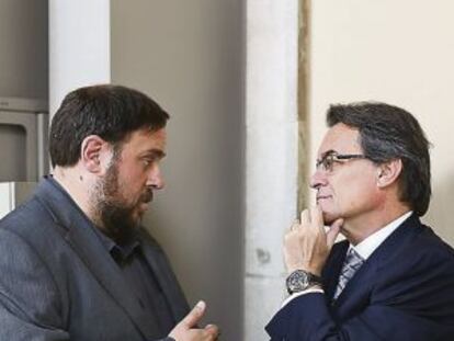 Oriol Junqueras y Artur Mas conversan en el &#039;parlament&#039;.