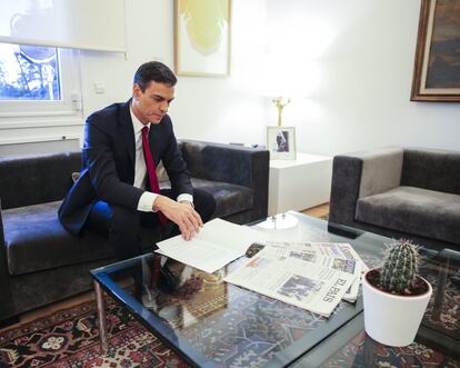 Pedro Sánchez, revisa sus papeles y periódicos, antes de la entrevista a TVE, en La Moncloa.