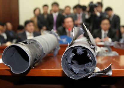 Restos de los proyectiles lanzados por Corea del Norte sobre la isla de Yeonpyeong son exhibidos durante un encuentro de diputados del Gran Partido Nacional.