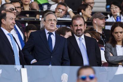 Los presidentes del Real Madrid y del Getafe, Florentino Pérez (c) y Ángel Torres (2d).