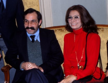 <p><span><strong>¿Quienes son?</strong> Eleuterio Sánchez 'El Lute', conocido fugitivo español reconvertido en exitoso escritor e icono social de la España del siglo XX; y Sofia Loren, probablemente la actriz italiana más famosa de la historia. <span><strong>¿Cuándo fue?</strong> En 1979.</span> <strong>¿Dónde coincidieron?</strong> En una fiesta en Madrid en la que coincidieron en pleno pico de su fama: ese mismo año el grupo Boney M contaba la historia de El Lute en una canción ('El Lute') y ella acababa de ganar un Globo de Oro. <strong>¿Alguna anécdota más?</strong> No deja de tener cierta gracia que pareciesen haberse puesto de acuerdo para escoger modelos de gafas coincidentes. </span></p>