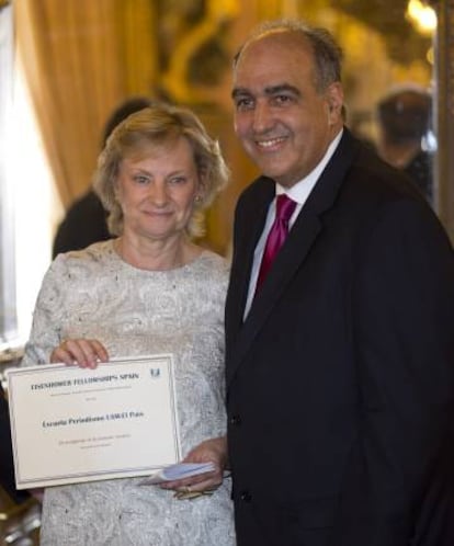 La directora de la Escuela de Periodismo UAM-EL PAÍS recibe el premio de la Fundación Eisenhower de manos de su presidente, George de Lama.