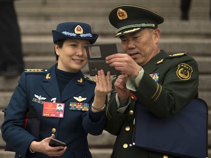 Dos delegados del Ejército Popular de Liberación China se hacen un 'selfie' en Beijing, el pasado marzo.