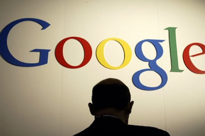 Un hombre ante el logotipo de Google