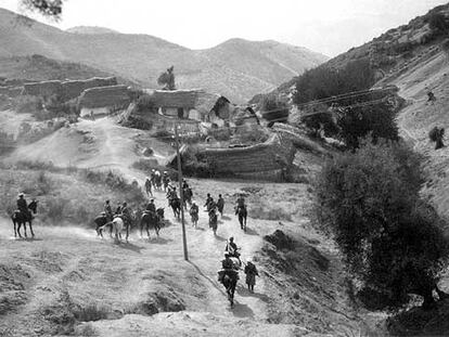 Tropas regulares toman una aldea indígena en la guerra de África.